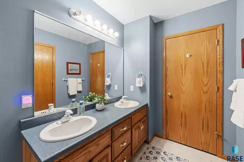 Bath - 47303 Rogness Pl, Renner, SD 57055 photo 5 of 5