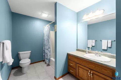 Bath - 47303 Rogness Pl, Renner, SD 57055 photo 3 of 5