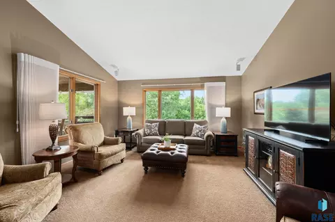 Living - 47303 Rogness Pl, Renner, SD 57055 photo 2 of 5