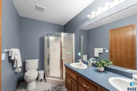 Bath - 47303 Rogness Pl, Renner, SD 57055 photo 4 of 5