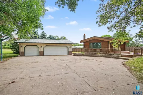 Exterior - 706 S Union Ave, Madison, SD 57042 photo 3 of 6