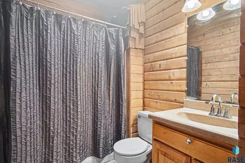 Bath - 706 S Union Ave, Madison, SD 57042 photo 1 of 2