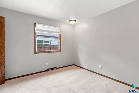 Bedroom - 1605 E Crestview Dr, Sioux Falls, SD 57103 photo 6 of 8