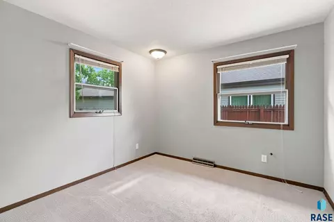 Bedroom - 1605 E Crestview Dr, Sioux Falls, SD 57103 photo 4 of 8