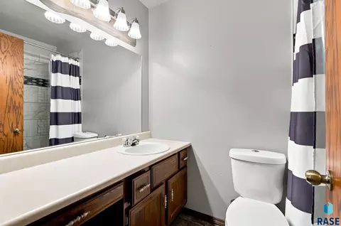 Bath - 1605 E Crestview Dr, Sioux Falls, SD 57103 photo 2 of 3
