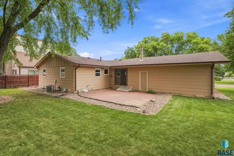 Exterior - 1605 E Crestview Dr, Sioux Falls, SD 57103 photo 3 of 5