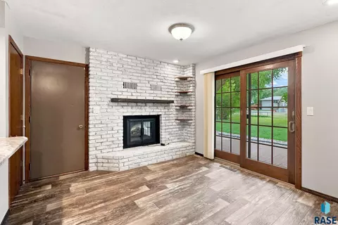Living - 1605 E Crestview Dr, Sioux Falls, SD 57103 photo 5 of 6