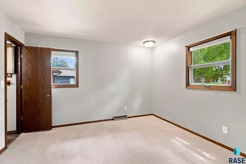 Bedroom - 1605 E Crestview Dr, Sioux Falls, SD 57103 photo 2 of 8