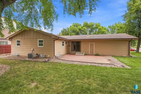 Exterior - 1605 E Crestview Dr, Sioux Falls, SD 57103 photo 4 of 5