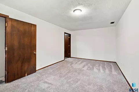 Bedroom - 1605 E Crestview Dr, Sioux Falls, SD 57103 photo 7 of 8