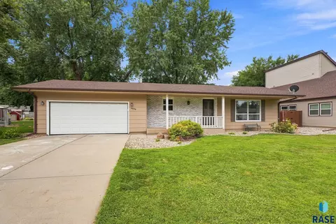 Exterior - 1605 E Crestview Dr, Sioux Falls, SD 57103 photo 1 of 5
