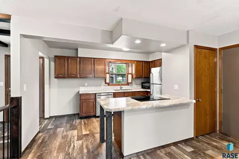 Kitchen - 1605 E Crestview Dr, Sioux Falls, SD 57103 photo 2 of 2