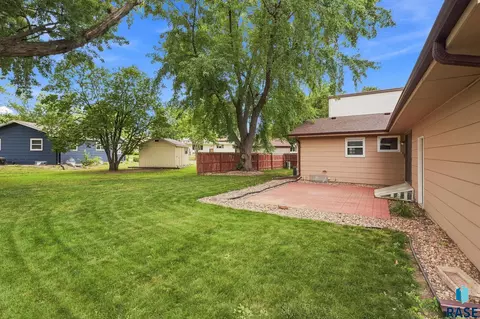 Exterior - 1605 E Crestview Dr, Sioux Falls, SD 57103 photo 2 of 5