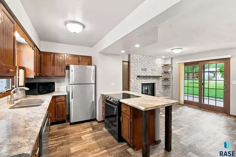 Kitchen - 1605 E Crestview Dr, Sioux Falls, SD 57103 photo 1 of 2