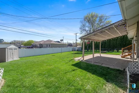 Exterior - 833 E Pam Rd, Sioux Falls, SD 57105 photo 4 of 8