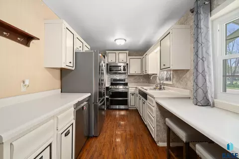 Kitchen - 833 E Pam Rd, Sioux Falls, SD 57105 photo 2 of 4