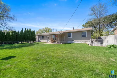 Exterior - 833 E Pam Rd, Sioux Falls, SD 57105 photo 3 of 8