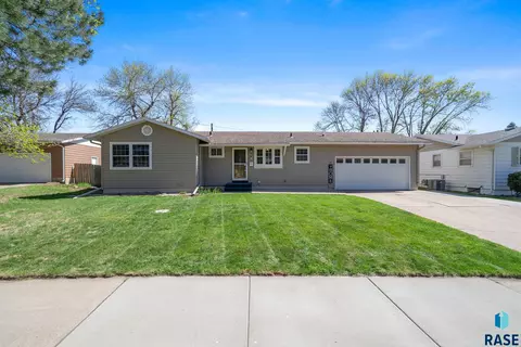 Exterior - 833 E Pam Rd, Sioux Falls, SD 57105 photo 8 of 8