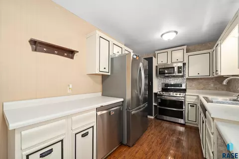 Kitchen - 833 E Pam Rd, Sioux Falls, SD 57105 photo 4 of 4