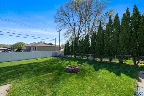 Exterior - 833 E Pam Rd, Sioux Falls, SD 57105 photo 6 of 8