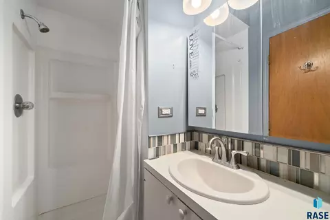 Bath - 833 E Pam Rd, Sioux Falls, SD 57105 photo 2 of 5