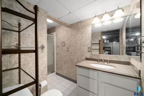 Bath - 833 E Pam Rd, Sioux Falls, SD 57105 photo 5 of 5