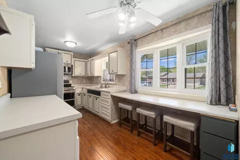 Kitchen - 833 E Pam Rd, Sioux Falls, SD 57105 photo 1 of 4