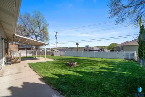 Exterior - 833 E Pam Rd, Sioux Falls, SD 57105 photo 1 of 8