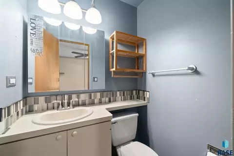 Bath - 833 E Pam Rd, Sioux Falls, SD 57105 photo 1 of 5