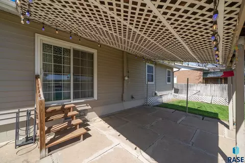 Exterior - 833 E Pam Rd, Sioux Falls, SD 57105 photo 5 of 8