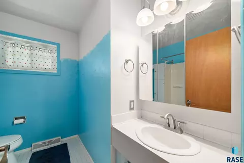 Bath - 833 E Pam Rd, Sioux Falls, SD 57105 photo 3 of 5