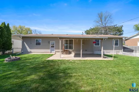 Exterior - 833 E Pam Rd, Sioux Falls, SD 57105 photo 7 of 8