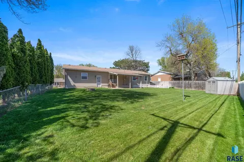 Exterior - 833 E Pam Rd, Sioux Falls, SD 57105 photo 2 of 8