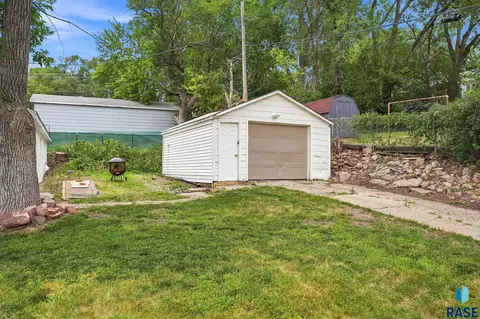 Exterior - 1502 E 12th St, Sioux Falls, SD 57103 photo 2 of 3