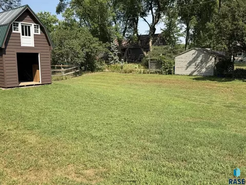 Exterior - 202 W 3rd St, Marion, SD 57043 photo 6 of 11