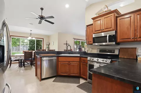 Kitchen - 4904 E Tiger Lilly St, Sioux Falls, SD 57110 photo 2 of 3