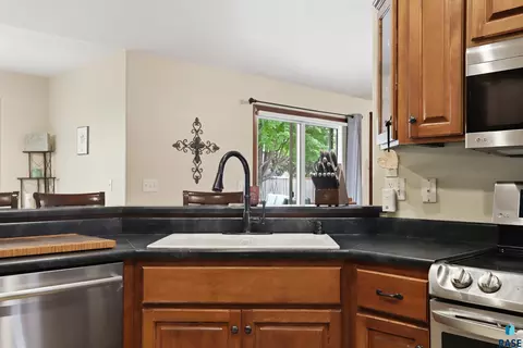 Kitchen - 4904 E Tiger Lilly St, Sioux Falls, SD 57110 photo 3 of 3