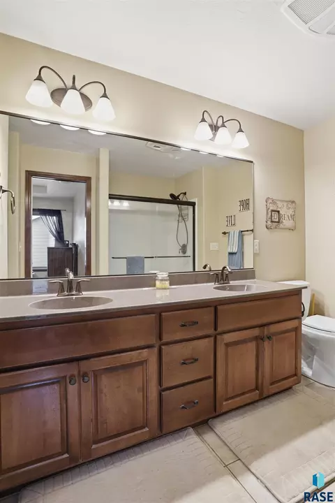 Bath - 4904 E Tiger Lilly St, Sioux Falls, SD 57110 photo 2 of 3