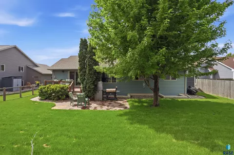 Exterior - 4904 E Tiger Lilly St, Sioux Falls, SD 57110 photo 5 of 9