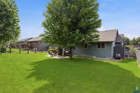 Exterior - 4904 E Tiger Lilly St, Sioux Falls, SD 57110 photo 4 of 9