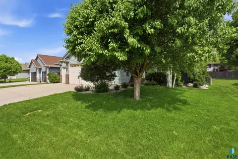 Exterior - 4904 E Tiger Lilly St, Sioux Falls, SD 57110 photo 9 of 9