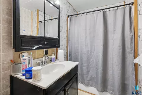 Bath - 1313 E 6th St, Sioux Falls, SD 57103 photo 1 of 1
