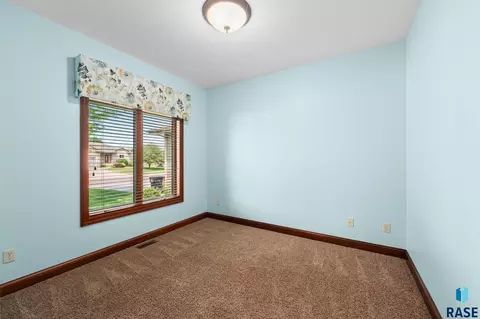Bedroom - S Kinderhook Ave, Sioux Falls, SD 57106 photo 3 of 5