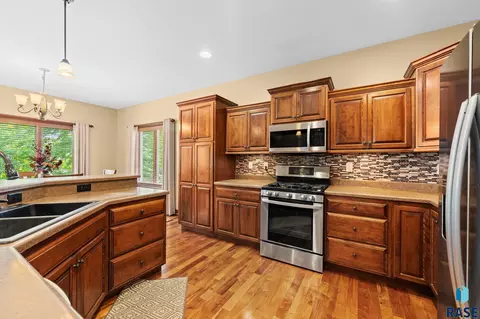 Kitchen - S Kinderhook Ave, Sioux Falls, SD 57106 photo 2 of 5