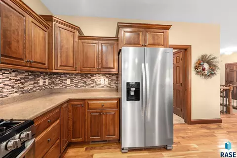 Kitchen - S Kinderhook Ave, Sioux Falls, SD 57106 photo 3 of 5
