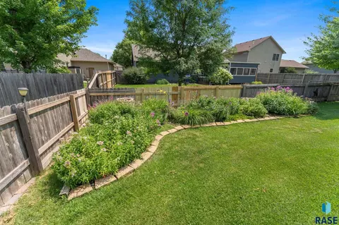 Exterior - S Kinderhook Ave, Sioux Falls, SD 57106 photo 5 of 6