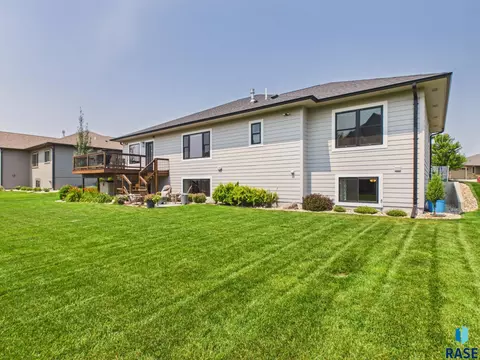 Exterior - E Shadow Creek Ln, Sioux Falls, SD 57108 photo 7 of 9