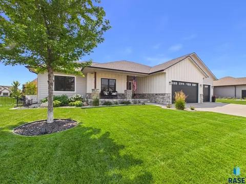 Exterior - E Shadow Creek Ln, Sioux Falls, SD 57108 photo 2 of 9