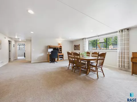 Dining - E Shadow Creek Ln, Sioux Falls, SD 57108 photo 4 of 5
