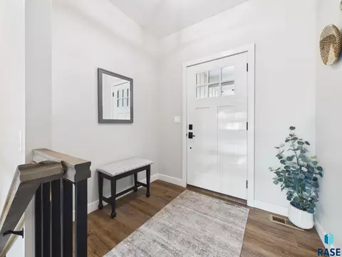 Entry Way - E Shadow Creek Ln, Sioux Falls, SD 57108 photo 1 of 2